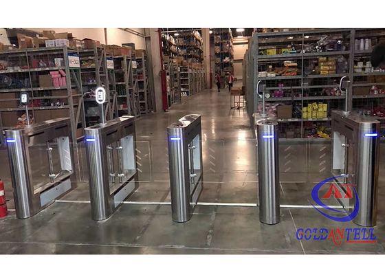 Cancello girevole dell'interno del controllo di accesso dell'officina con il lettore automatico biometrico di riconoscimento