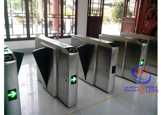 Porta automatica a velocità pedonale a doppia oscillazione a battistrada per la stazione della metropolitana