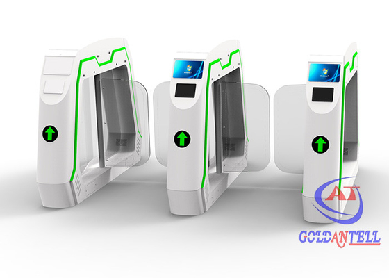 Cancello girevole del sottopassaggio dell'aeroporto con il terminale di PC LCD dello schermo di riconoscimento di fronte